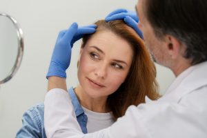 Mulher recebendo tratamento para queda de cabelo em uma clínica